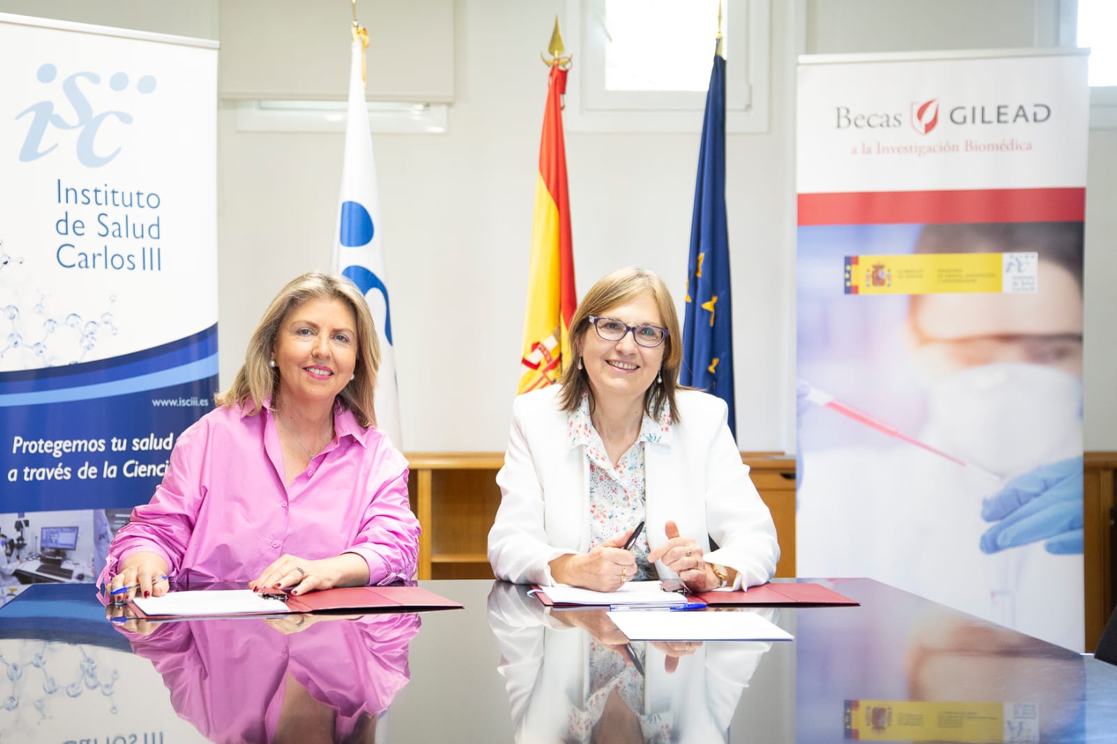  María Río, vicepresidenta y directora general de Gilead España, y Marina Pollán, directora general del ISCIII, en el momento de la firma del acuerdo, en una de las sedes del Instituto. 