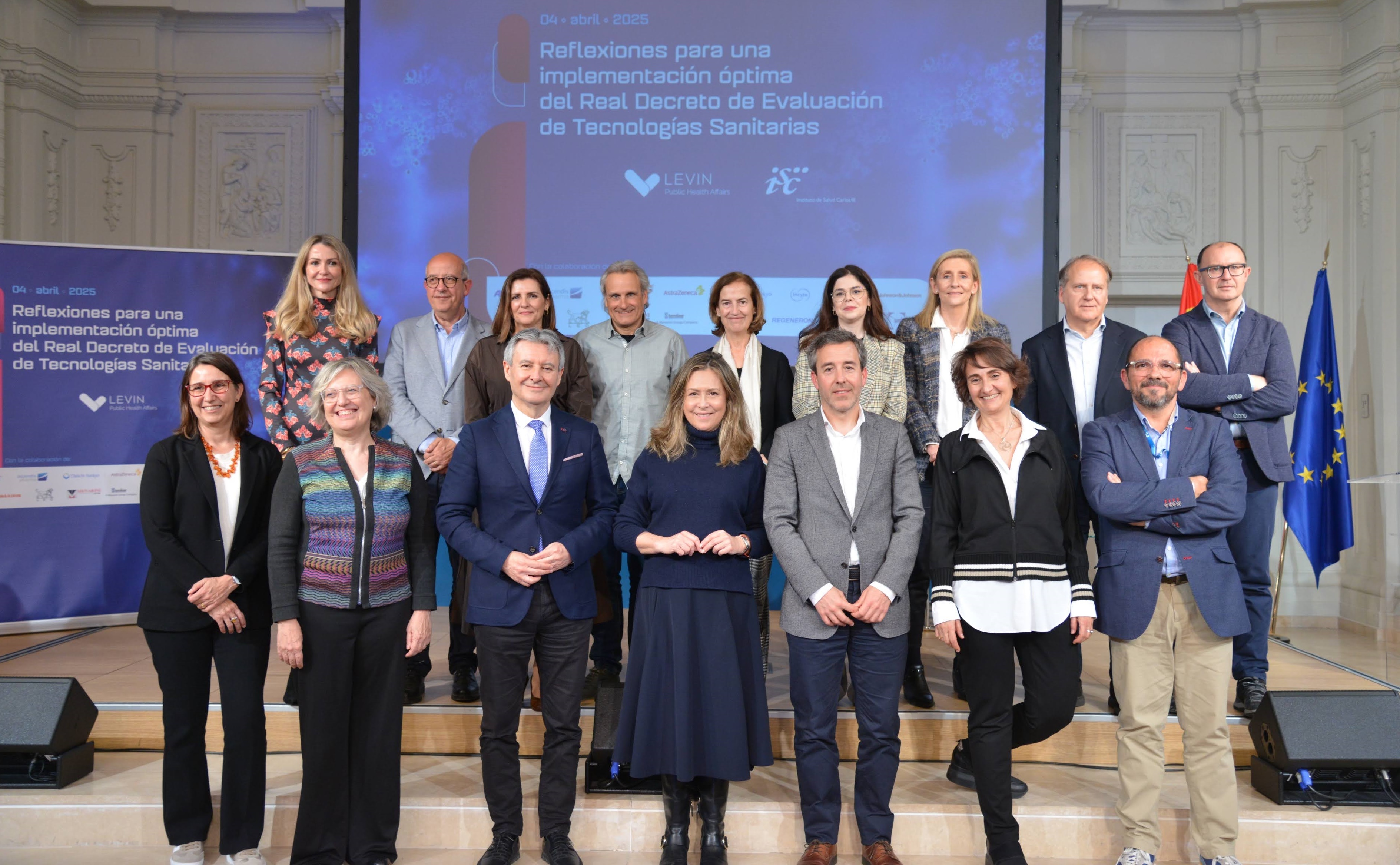 Foto de familia con los ponentes de la jornada, celebrada en el Salón Ernest Lluch del ISCIII, en Madrid. En la primera fila, a la derecha, Carlos Martín Saborido, director de la Agencia de Evaluación de Tecnologías Sanitarias del ISCIII.
