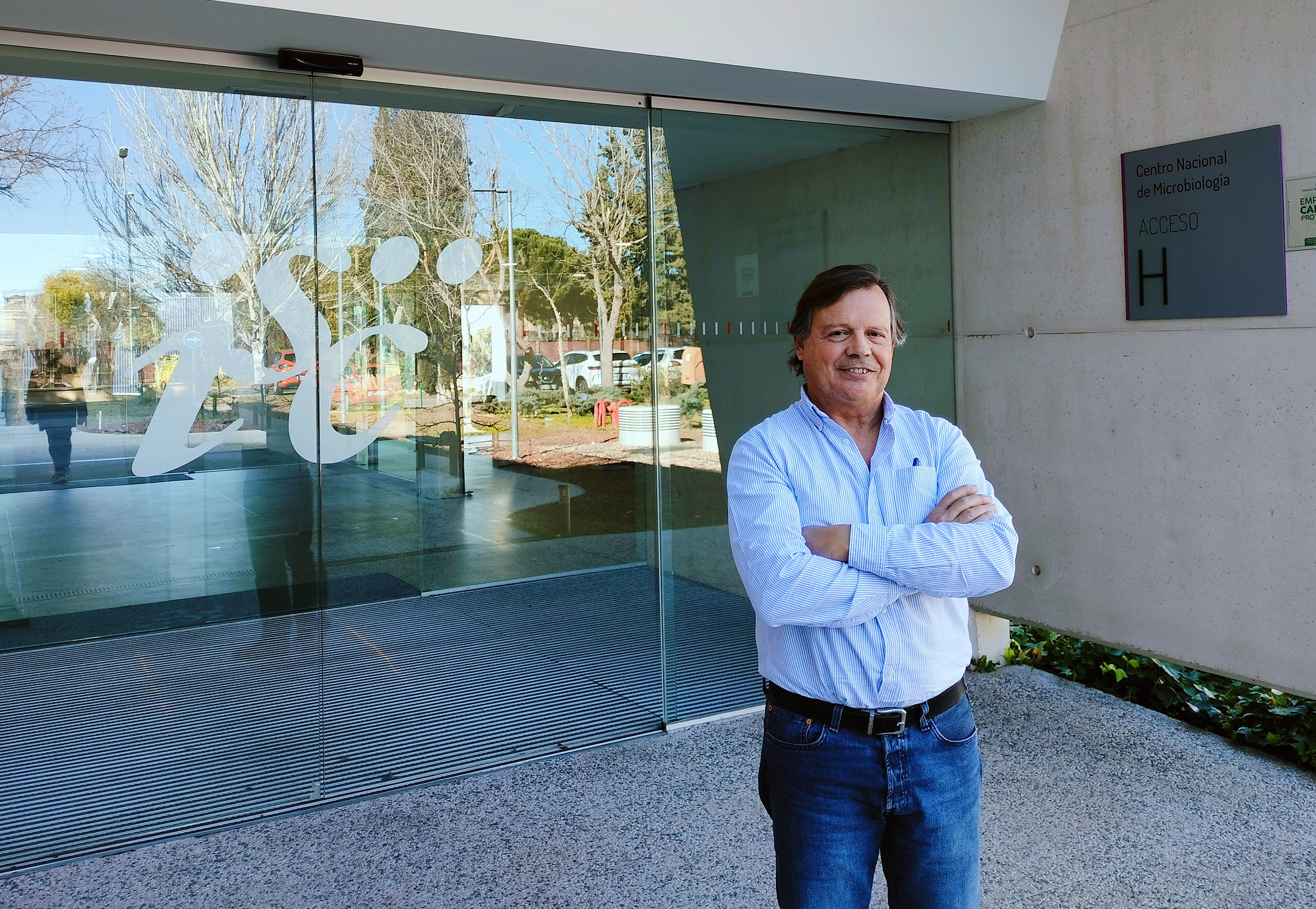 José Miguel Rubio, nuevo director del Centro Nacional de Microbiología del ISCIII, en una de las entradas del centro, en el Campus de Majadahonda del Instituto.