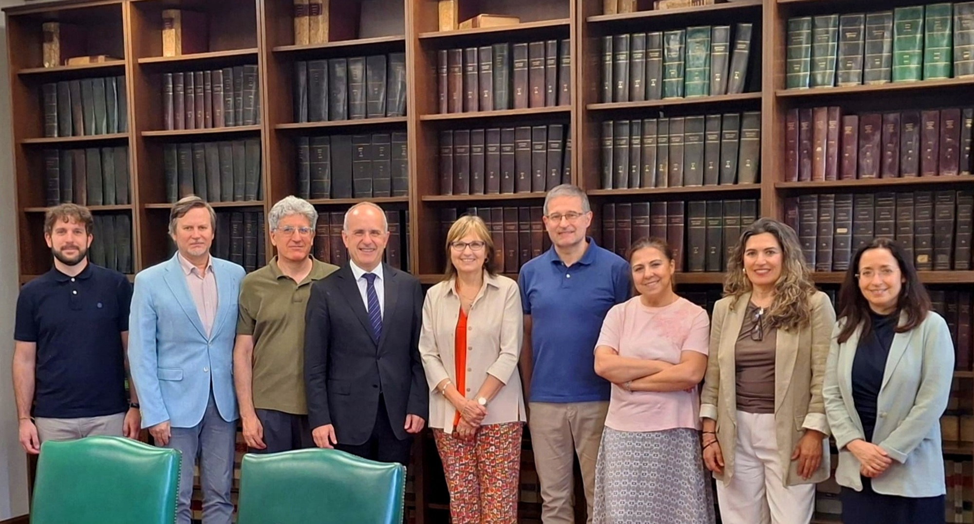 De izquierda a derecha, Alejandro Martínez, Miguel Ángel Santed, Javier Sanz, Ricardo Mairal, Marina Pollán, Iñaki Imaz, Isabel Jado, María José Buitrago y María Teresa Martín-Aragoneses, en la Biblioteca de Dirección del ISCIII tras la celebración del Consejo Rector del IMIENS.