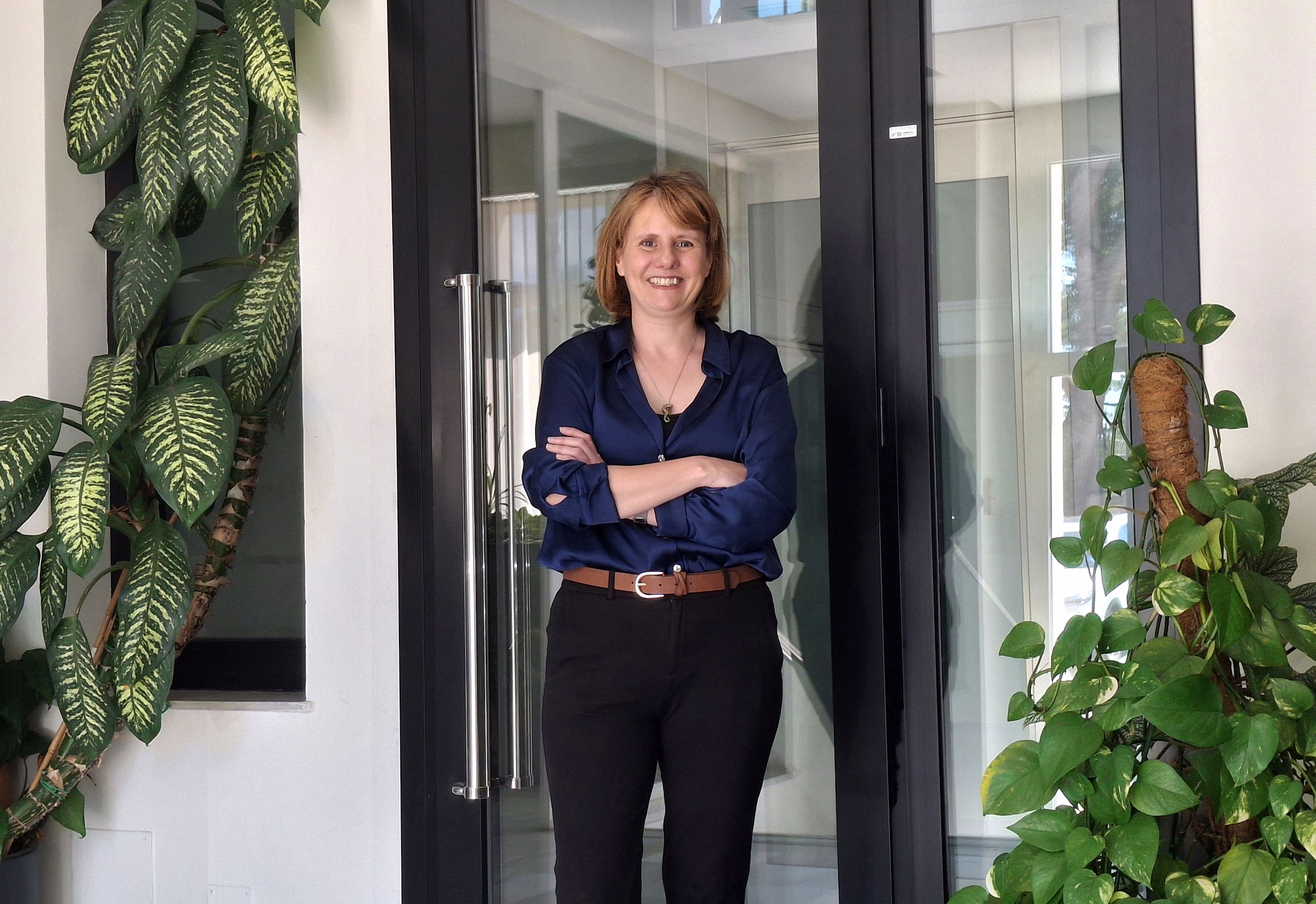 La nueva directora de la AETS, en la entrada del centro, situado en el Campus de Chamartín del ISCIII, en Madrid.