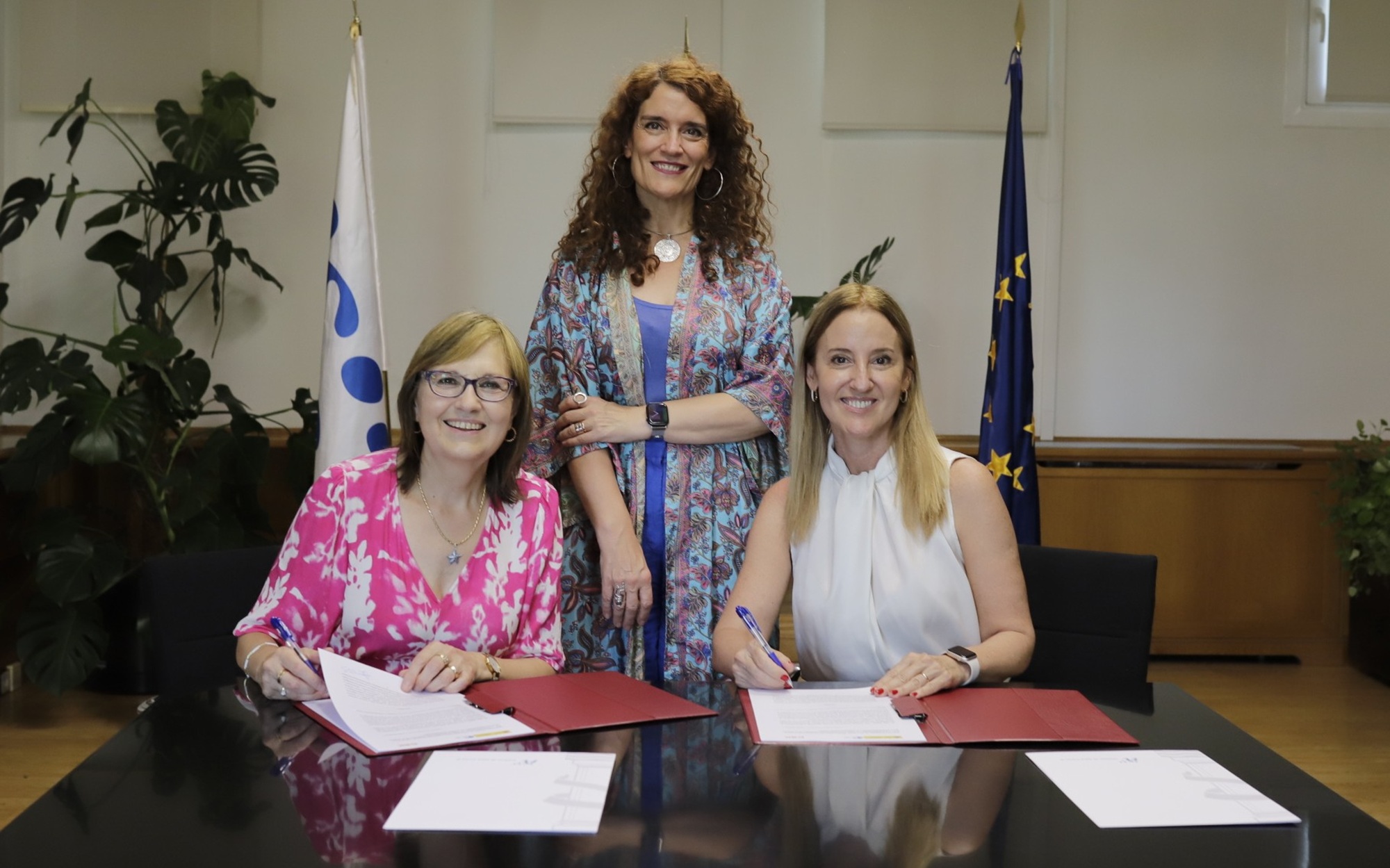 Marina Pollán, directora del ISCIII, junto a Eva Ortega Paíno, secretaria general de Investigación del Ministerio de Ciencia, Innovación y Universidades, y Florencia Davel, presidenta de GSK. 
