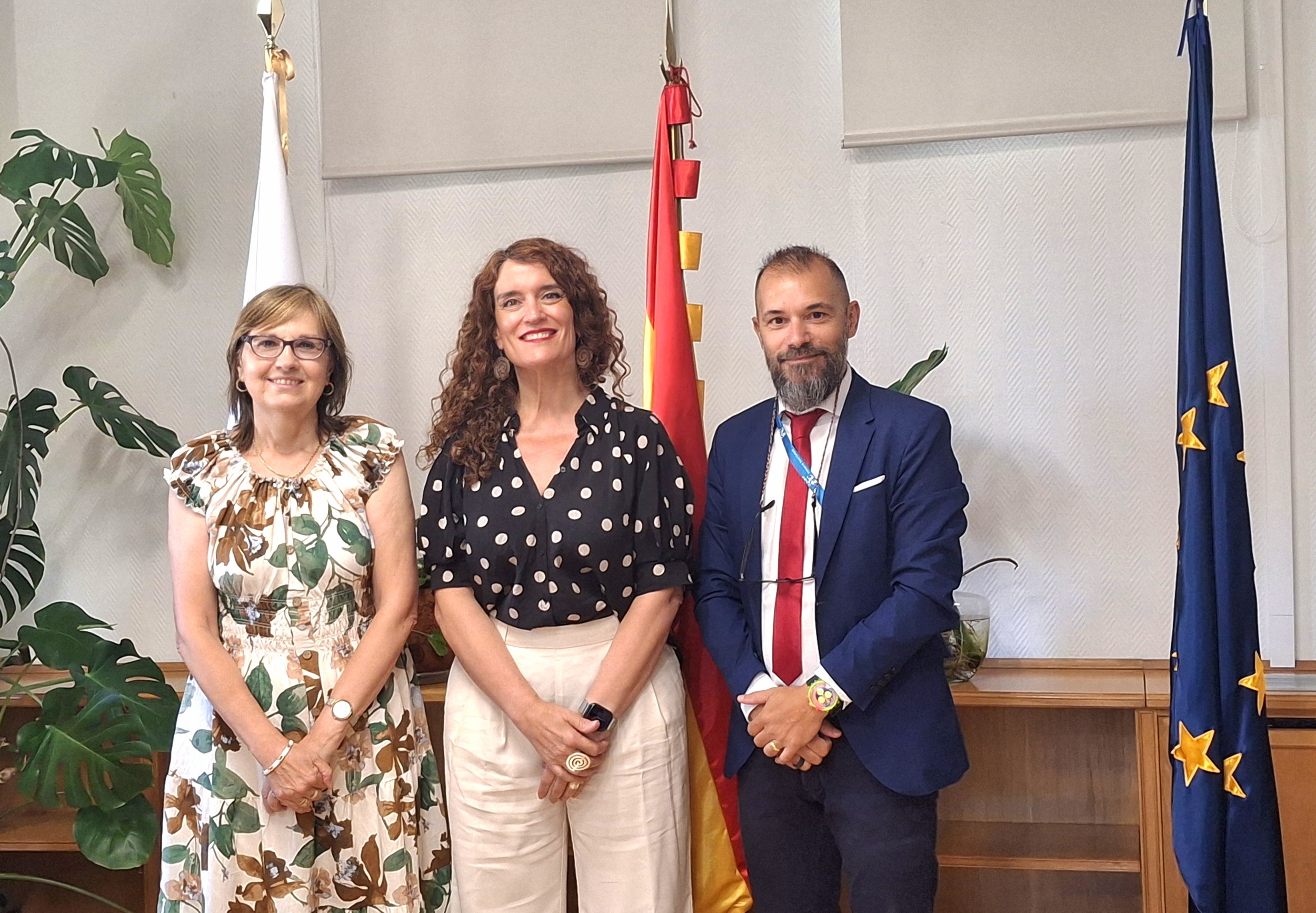 La secretaria general de Investigación del Ministerio de Ciencia, Innovación y Universidades, Eva Ortega Paíno, flanqueada por la directora del ISCIII, Marina Pollán, y por el secretario general, Ramón Sánchez Gálvez, antes del inicio de la reunión del Consejo Rector.