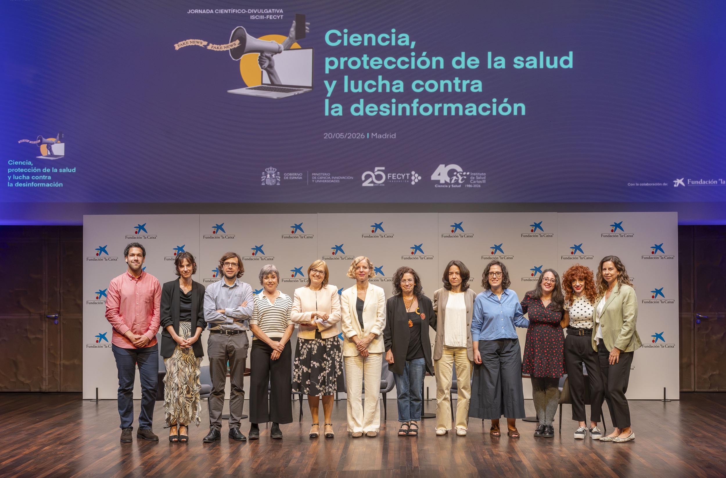 Foto de familia con ponentes de la jornada. En el centro, las directoras del ISCIII y de la FECYT, Marina Pollán e Izaskun Lacunza, flanqueadas por (de izda. a dcha.) Álvaro Morales (ISCIII), Rocío López Íñigo (FECYT),  José A. Plaza, (ISCIII), Pampa García Molina (Science Media Center), Beatriz Pérez (ISCIII), Arancha Sanchís (ISCIII), Marta Marín (FECYT), María Iglesias (ISCIII), Verónica Fuentes (SINC) y María Santacreu (AEMPS).