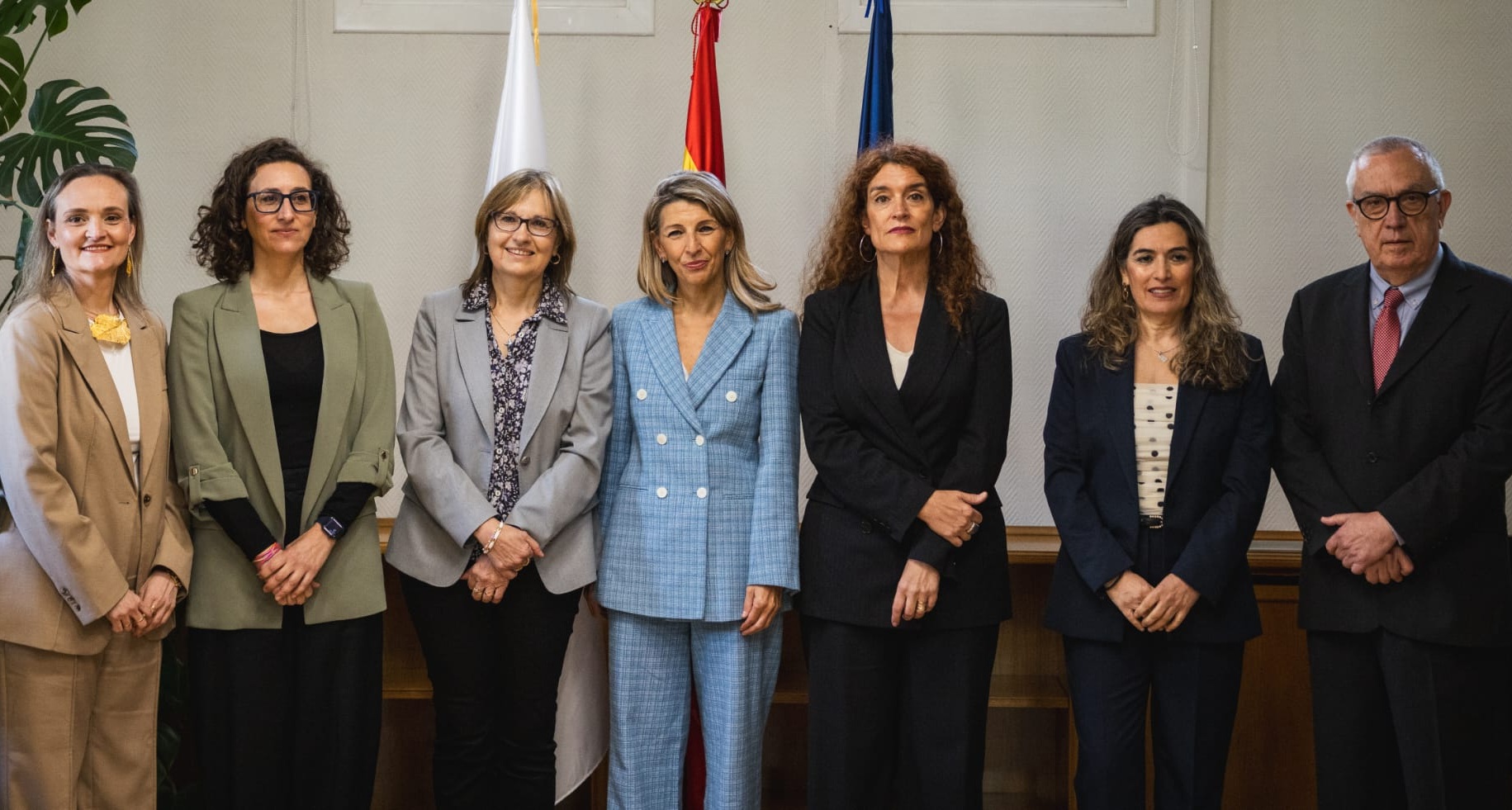 Araceli López Guillén, directora de la ENMT-ISCIII; Aitana Garí, directora del Instituto Nacional de Seguridad y Salud en el Trabajo; Marina Pollán, directora del ISCIII; Yolanda Díaz, vicepresidenta segunda del Gobierno y ministra de Trabajo y Economía Social; Eva Ortega-Paíno, secretaria general de Investigación del Ministerio de Ciencia, Innovación y Universidades; María José Buitrago, subdirectora general de Terapia Celular del ISCIII, y Javier Sanz Valero, investigador en la ENMT-ISCIII.